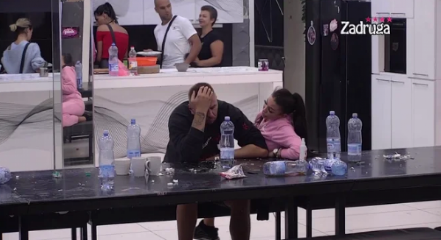 POLICIJA NAM DEŽURA ISPRED STANA Maja i Janjuš se dogovaraju gde će živeti kada izađu, čeka ih prava idila!