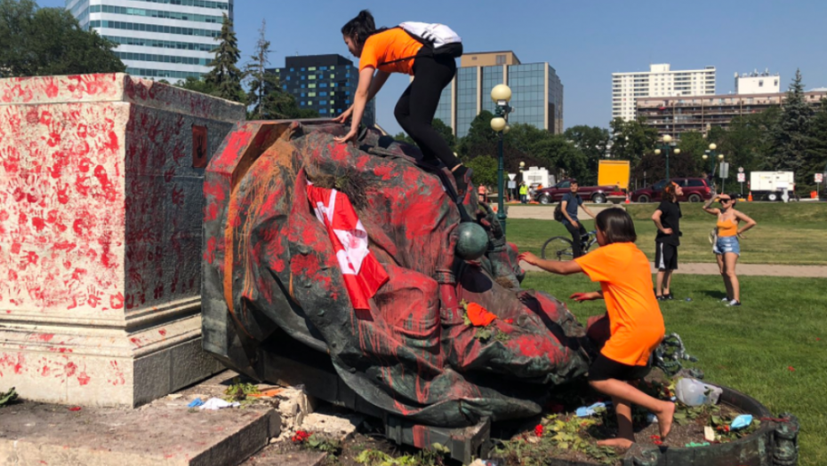 BES PREPLAVIO KANADU! Građani ruše spomenike posle otkrića genocida!