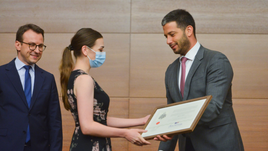 NIKADA ME NEĆE SPREČITI DA BRINEM O SRBIMA U JUŽNOJ POKRAJINI! Pošto su prištinske vlasti zabranile Udovičiću ulazak na KiM, ministar se ipak sastao sa studentima i dodelio im stipendije