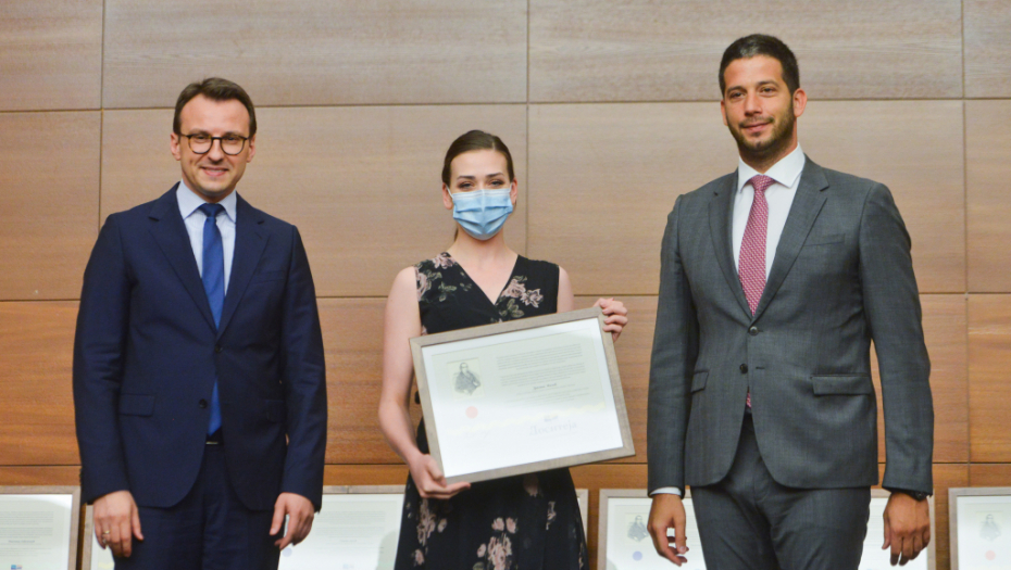 NIKADA ME NEĆE SPREČITI DA BRINEM O SRBIMA U JUŽNOJ POKRAJINI! Pošto su prištinske vlasti zabranile Udovičiću ulazak na KiM, ministar se ipak sastao sa studentima i dodelio im stipendije