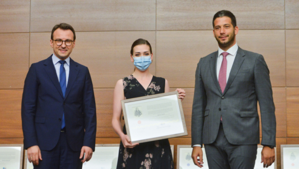 NIKADA ME NEĆE SPREČITI DA BRINEM O SRBIMA U JUŽNOJ POKRAJINI! Pošto su prištinske vlasti zabranile Udovičiću ulazak na KiM, ministar se ipak sastao sa studentima i dodelio im stipendije