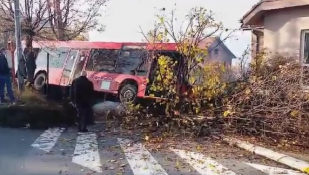HAOS U VALJEVU Vozač autobusa izazvao saobraćajnu nesreću povređeno još 17 putnika