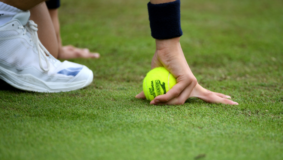 PREKID NA VIMBLDONU! Devojčica vrištala od bolova, izneli je na nosilima! (FOTO)