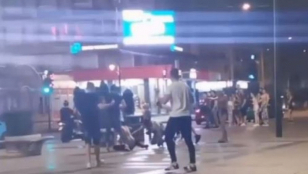 JEZIV SNIMAK TUČE IZ NIŠA Nasilje u samom centru grada - mladiću u obračunu, devojke vrište da prestanu (VIDEO)