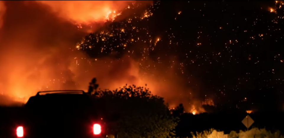 VATRA UNIŠTAVA SVE PRED SOBOM! Smrtonosni plamen u najbogatijoj američkoj državi, kuće gore kao lomače! (VIDEO)