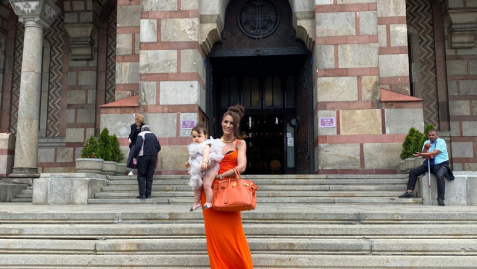 PRVI ROĐENDAN I KRŠTENJE Didi Janković pozirala sa porodicom, pevačica blistala u raskošnoj haljini, ali svu pažnju ukrala ćerkica (FOTO)
