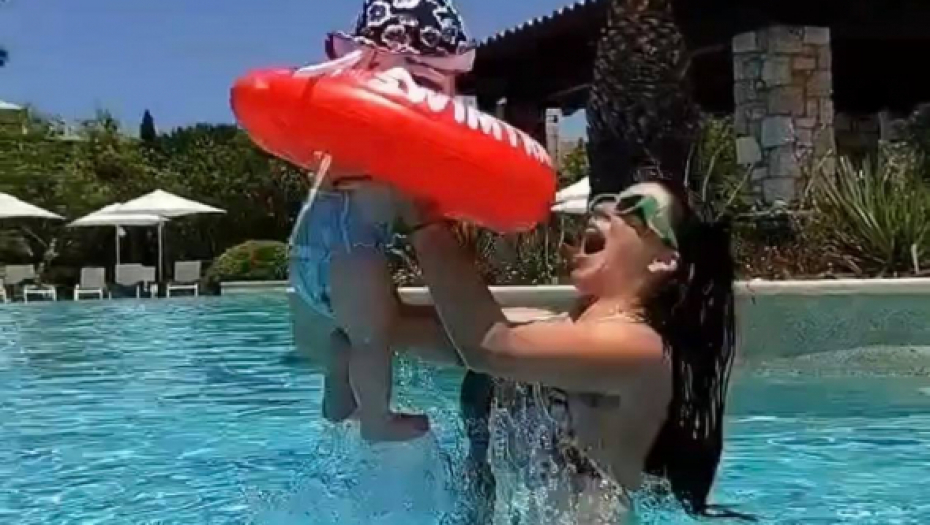 ANA SEVIĆ I DANIEL U PRESKUPOM RIZORTU NA MEDENOM MESECU: Fotografija Sevićke i njene ćerke sve otkrila!