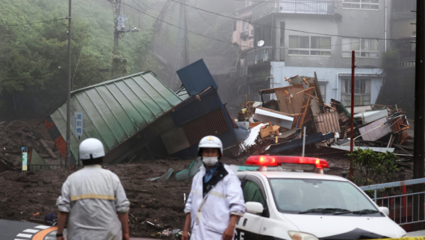 SPASILAČKE JEDINICE JAPANA KRENULE U HITNU AKCIJU: Klizište progutalo grad, desetine ljudi nestalo (FOTO)