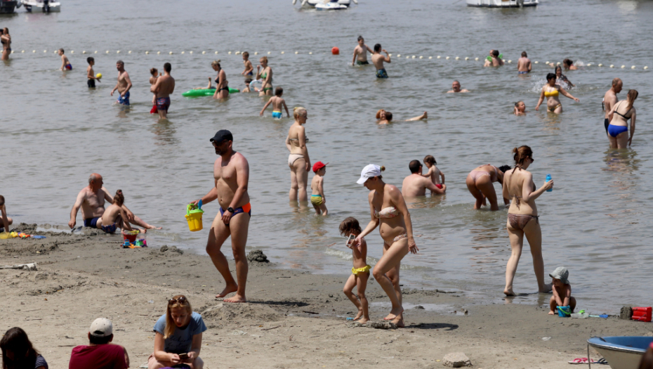 POLA GRADA DOŠLO U BEOGRADSKU OAZU Preko pontonskog mosta do plaže, gde je atmosfera kao na moru