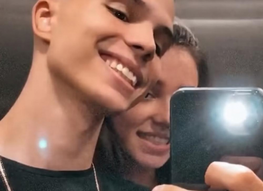 BRESKVICA U NOVOJ PESMI PEVA O BIVŠEM: Bon Voyage, kažem ljubavi moja, idi sad, budi sam, bon Voyage!