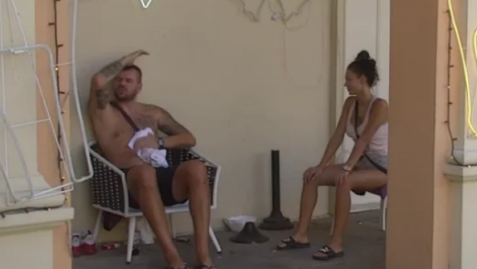 OD GOSPODINA STIGO SAM DO KLOŠARA! Janjuša pogodila pesma, dvorištem odzvanjaju poznati stihovi, košarkaš ne prestaje da peva (FOTO)