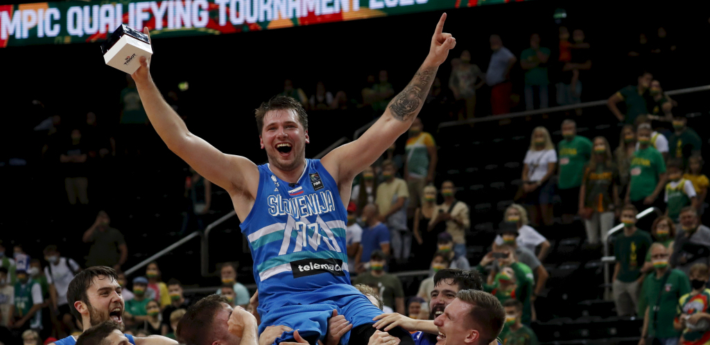 SCENA KOJU ŠERUJE CEO SVET Dončića "oživljavali" u Kaunasu (VIDEO)