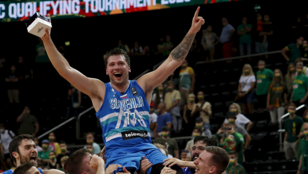 SCENA KOJU ŠERUJE CEO SVET Dončića "oživljavali" u Kaunasu (VIDEO)