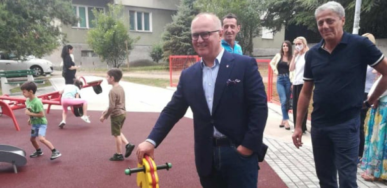 NA SAVSKOM VENCU OTVORENO NOVO DEČIJE IGRALIŠTE Vesić najavio i novu investiciju vrednu 50 miliona dinara