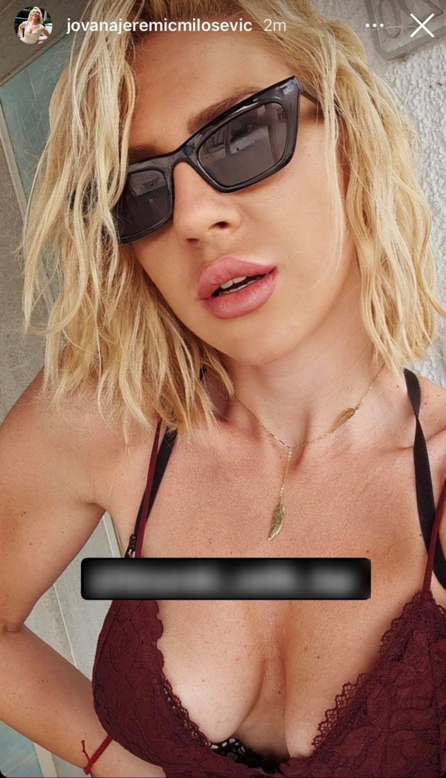 GORI BUDVA, JOVANA JEREMIĆ SE SKINULA: Voditeljka se bućnula, pa pokazala bujne grudi!