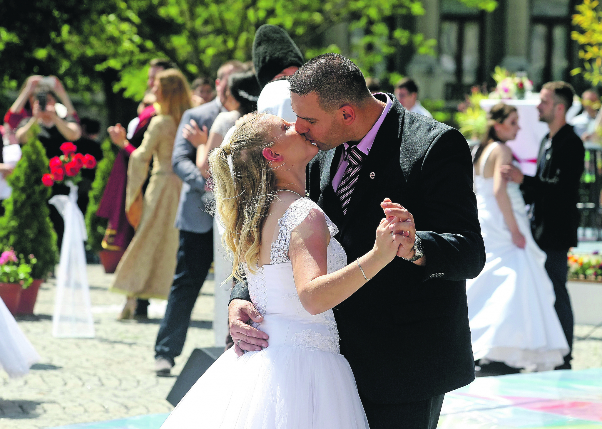 NAJLUĐI SRPSKI OBIČAJI NA SVADBAMA Da li znate šta su nakonjče, čauš i Lazarice?