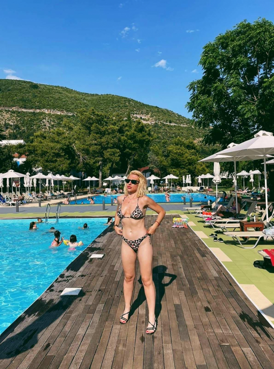 BOGATI MUŠKARAC JE SAMO BONUS! Jovana Jeremić uživa na moru bez supruga i otkriva da li će voditi Zadrugu 5