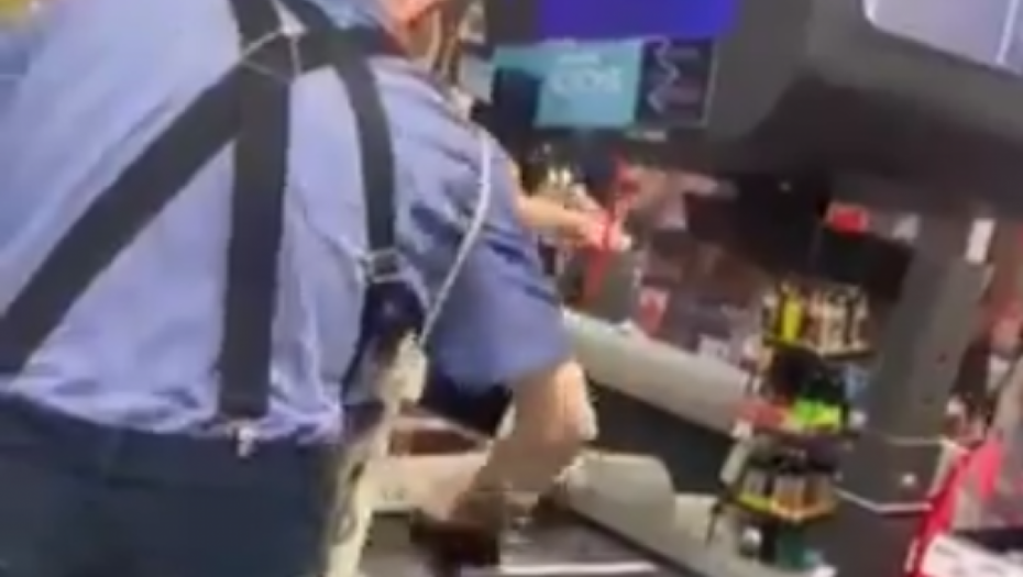 "EVO I NAŠIH PANIČARA" Urnebesan snimak iz prodavnice! Slaže robu na kasu, a onda uzima krpu i počinje mahnito da riba!