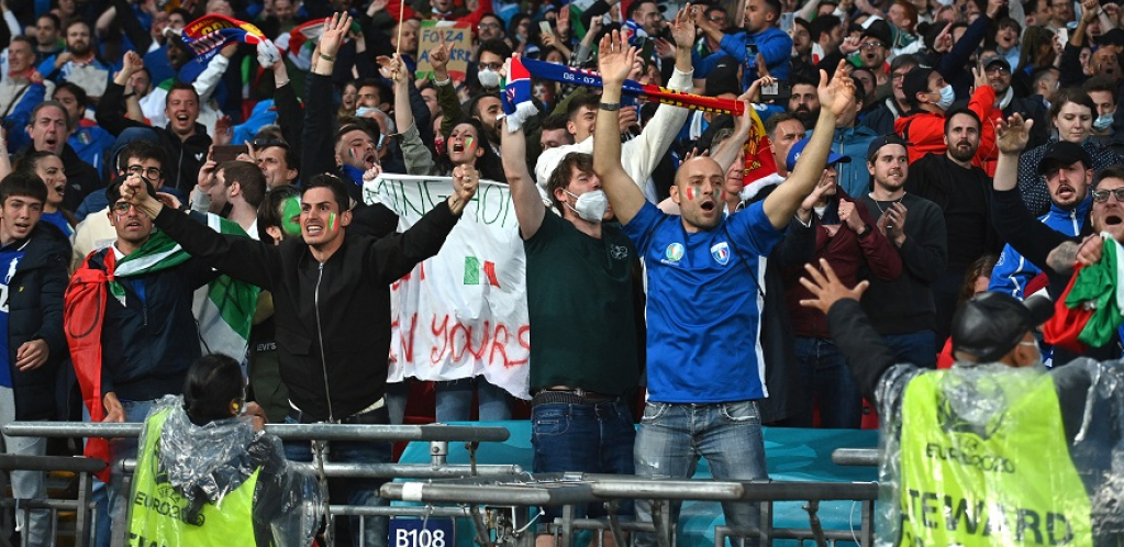 FRKA NA VEMBLIJU Navijači i redari u klinču, nećete verovati zbog čega (FOTO)