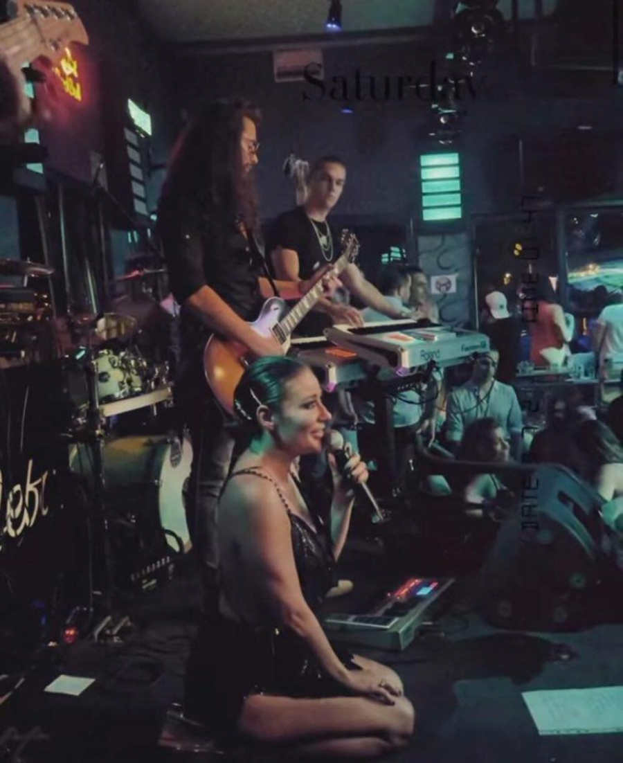 ANA NIKOLIĆ POKAZALA DONJI VEŠ PUBLICI NA NASTUPU! Pevačica sela nasred bine i mamila uzdahe svih prisutnih (FOTO/VIDEO)