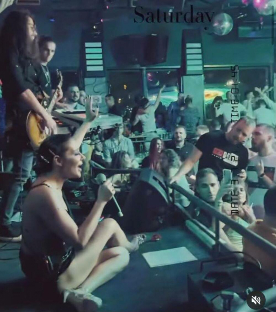 ANA NIKOLIĆ POKAZALA DONJI VEŠ PUBLICI NA NASTUPU! Pevačica sela nasred bine i mamila uzdahe svih prisutnih (FOTO/VIDEO)