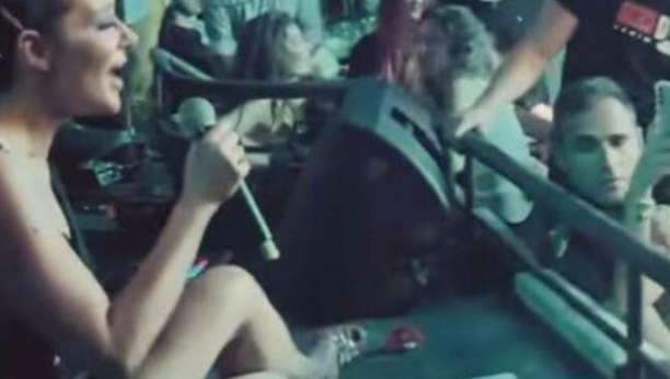 ANA NIKOLIĆ POKAZALA DONJI VEŠ PUBLICI NA NASTUPU! Pevačica sela nasred bine i mamila uzdahe svih prisutnih (FOTO/VIDEO)