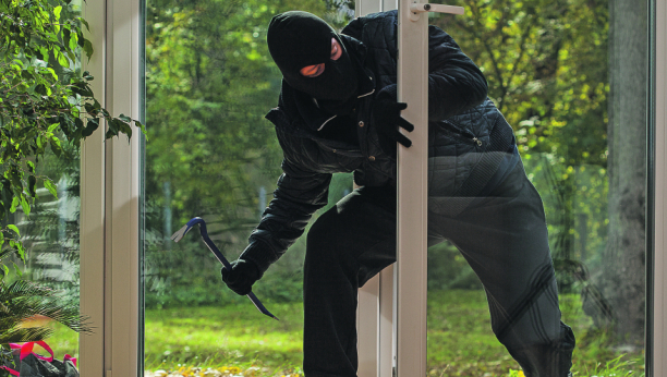 LOPOVI OBOŽAVAJU LETO Kada ste odsutni od kuće više od nekoliko dana, vaš dom je idealna meta za kradljivce