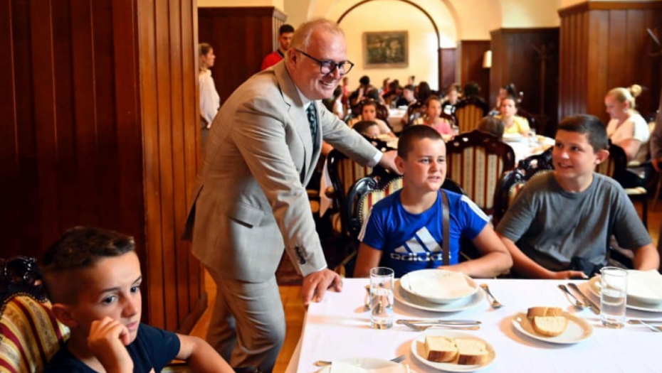 VESIĆ SA SRPSKOM DECOM IZ REGIONA  Mi smo veliki narod i zato je Beograd veliki!