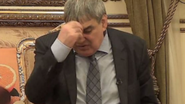 SKIDALI IH DO GOLE KOŽE, IZIGRAVALI SLEPE MIŠEVE! Ovi poznati pevači i pevačice su spremni na sve zarad baksiša, a neki su se peli i na drvo!