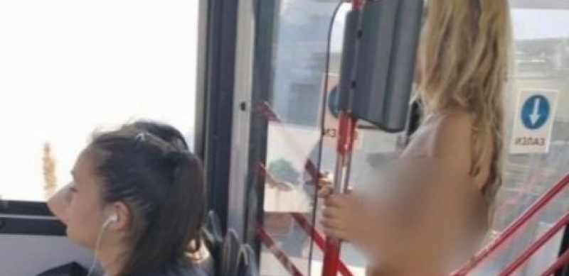 KAO OD MAJKE ROĐENA: Plavuša skroz gola ušla u autobus na Banjici, pa se uhvatila za šipku - putnici ostali u šoku! (FOTO)