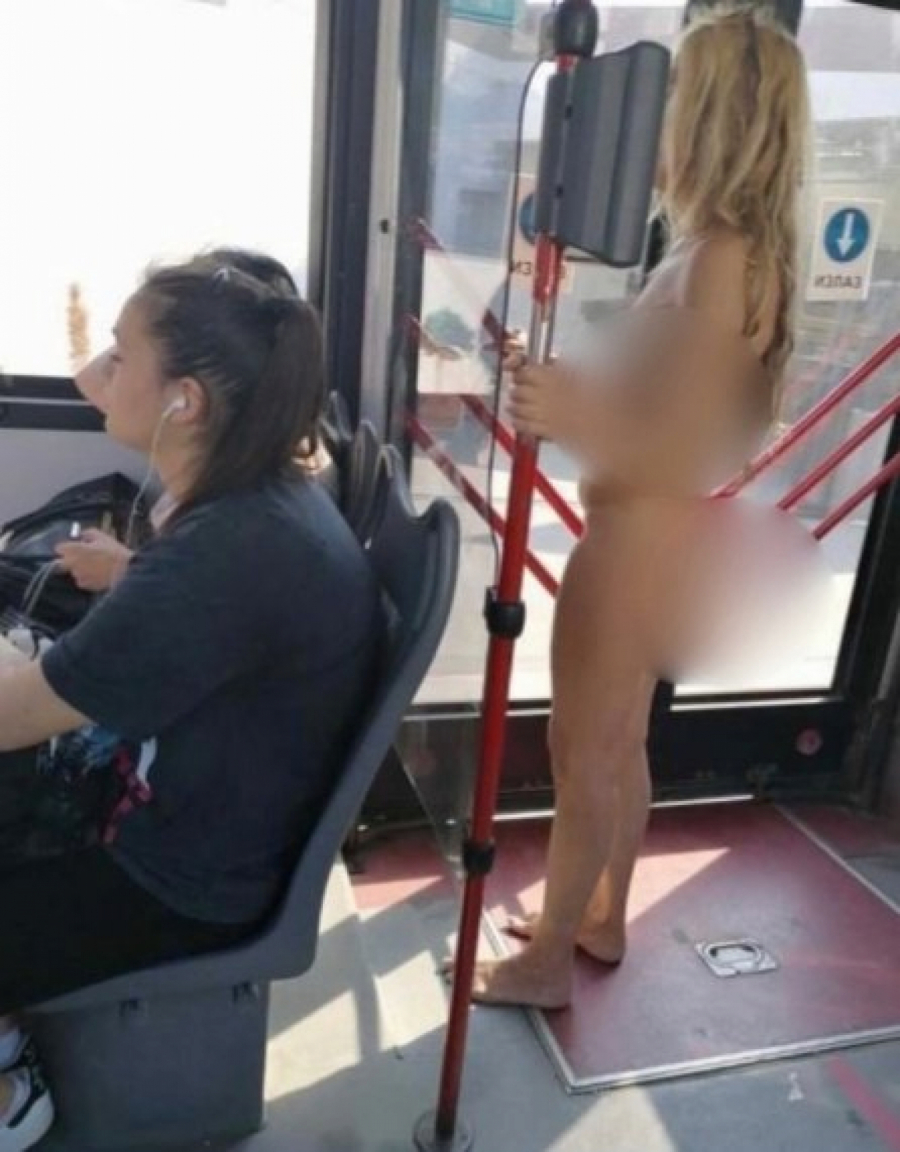 KAO OD MAJKE ROĐENA: Plavuša skroz gola ušla u autobus na Banjici, pa se uhvatila za šipku - putnici ostali u šoku! (FOTO)
