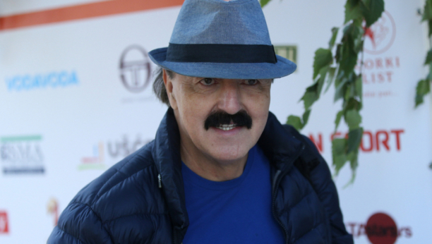 U OVOM IZADNJU GA NISTE VIDELI Isplivala fotografija Haris Džinovića bez šešira, a evo i čime se bavio poznati pevač (FOTO)