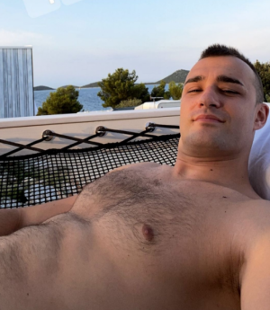 SKINUO SE RADIN DEČKO! Haris objavio fotografiju i raspametio sve, Manojlovićeve ni na vidiku, a on uživa za sve pare (FOTO)