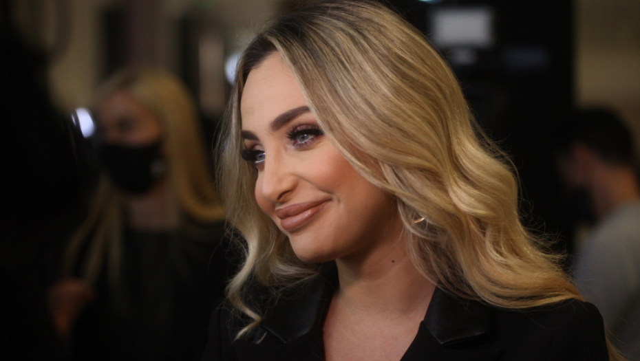 MAJA BEROVIĆ PODELILA SREĆNE VESTI Pevačica ušla u osmi mesec, pa fotografijom golog stomaka napravila haos na Internetu! (FOTO)