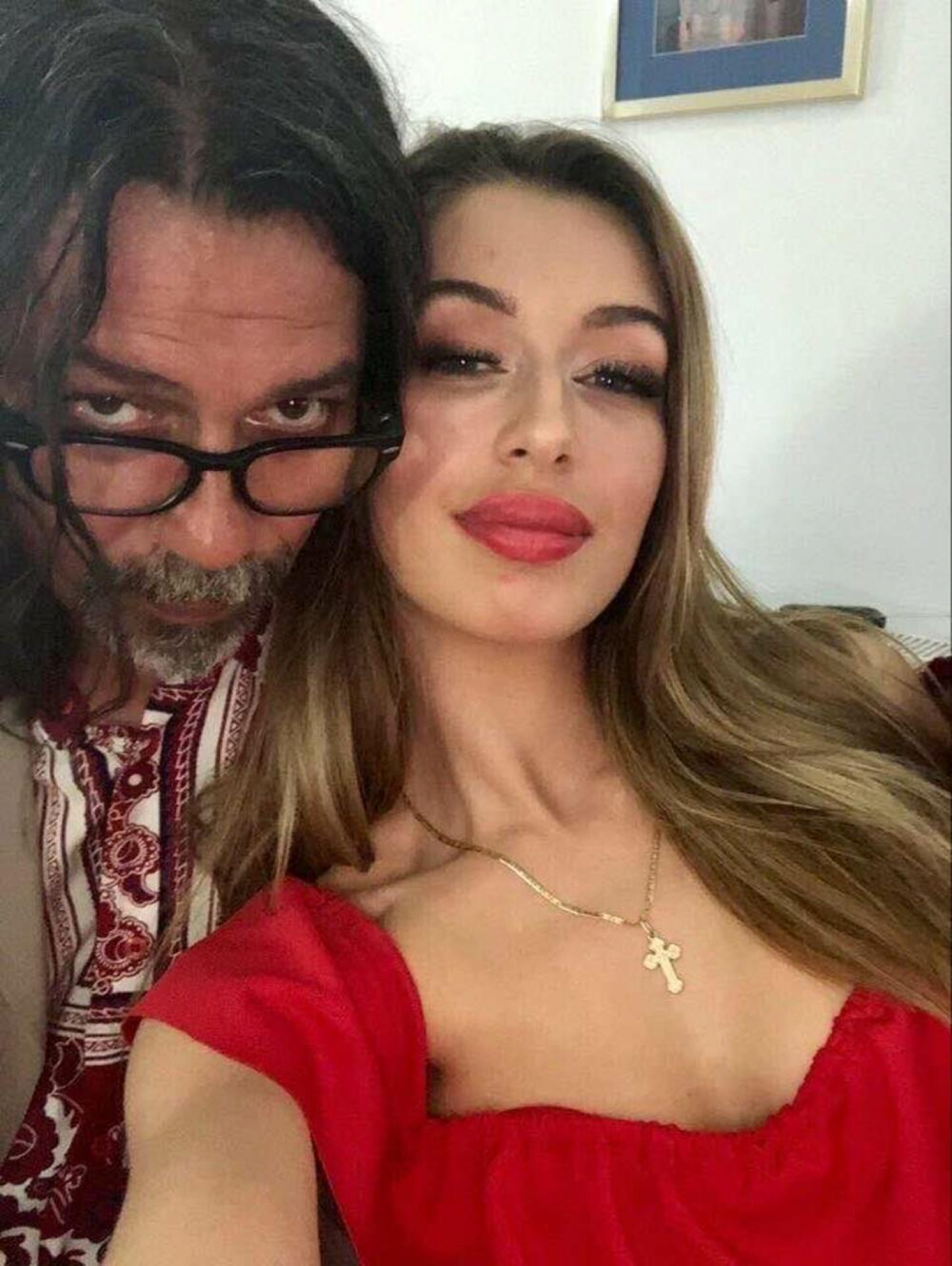 GLUMICA JE GODINAMA BILA U LJUBAVNOJ VEZI SA OCEM POZNATE PEVAČICE! Svoju romansu skrivali su dugo, sada je otkriven identitet!