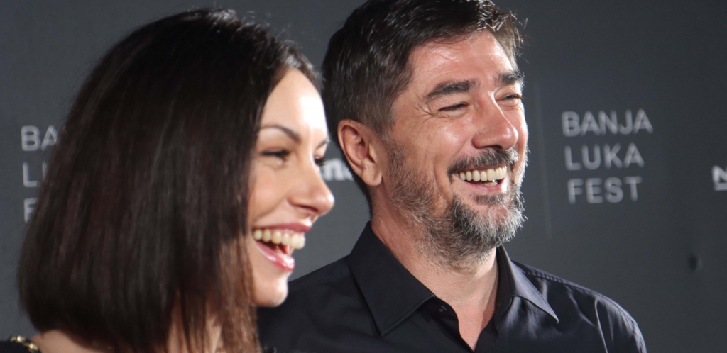 GRUDI SAMO ŠTO NE ISPADNU Sloboda Mićalović u nikad izazovnijem izdanju, ovakvu je niste navikli (FOTO)