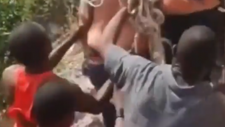 (UZNEMIRUJUĆI VIDEO) ATENTATORI PALI U RUKE BESNIH GRAĐANA Krvave i pretučene ih vukli kroz grad