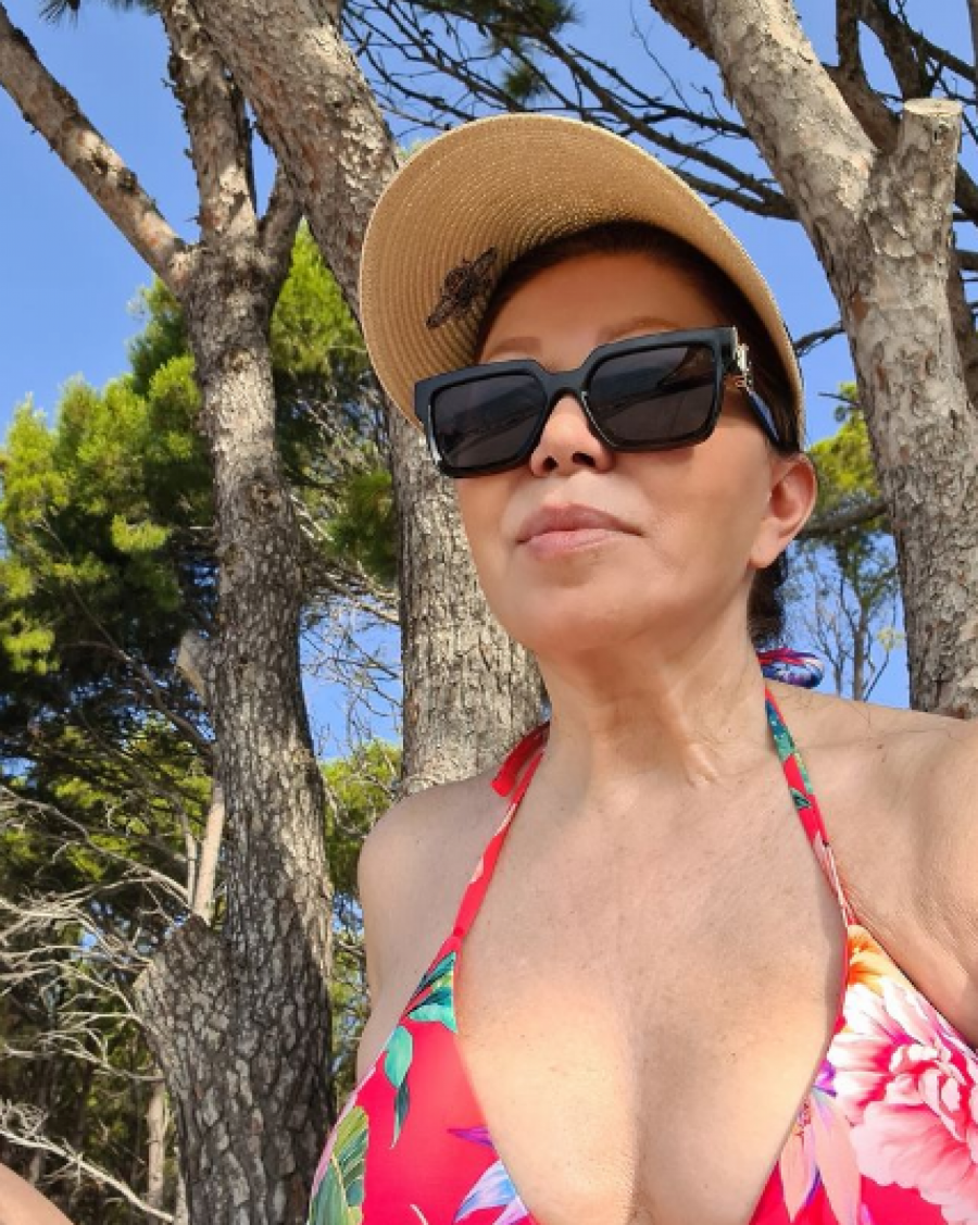 ŽENO, SLOBODNO OSTARI! Neda Ukraden se skinula u kupaći kostim i izgledom u osomoj deceniji izdominirala(FOTO)