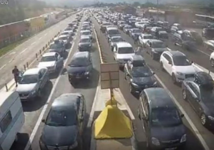 NAORUŽAJTE SE STRPLJENJEM Velike gužve na graničnim prelazima, ovde se čeka i po 2 sata
