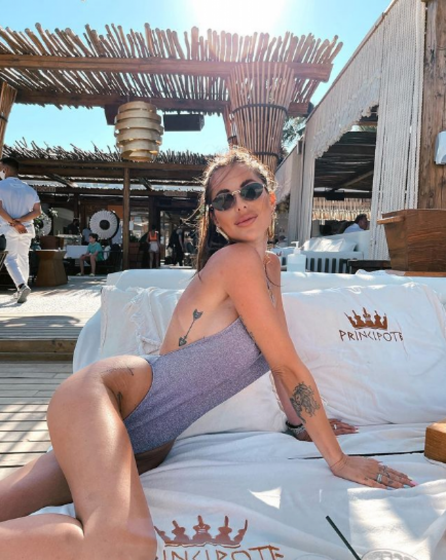 POKAZALA STRIJE I NESAVRŠENOSTI Zorannah godinama prozivaju zbog fotošopa, blogerka ovaj put rešila da pokaže kako stvarno izgleda u kupaćem (FOTO)