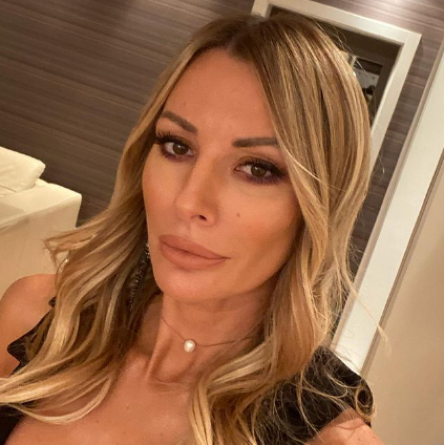 KAKVA BOMBA! Supruga Milana Kalinića izgleda brutalno u petoj deceniji, voditelj podelio zajedničku fotografiju, ona u izazovnoj pozi pokazala sve atribute (FOTO)