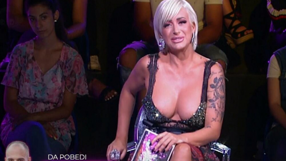 AUU! ŠTA JE OVO? Dušica Jakovljević dekolteom  zasenila sve u studiju, voditeljka skroz promenila imidž i pokazala silikone (FOTO)