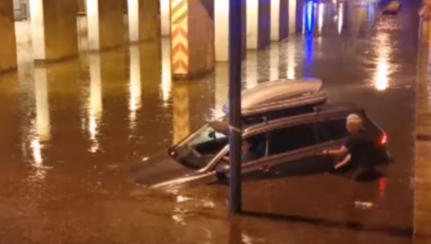 SUBOTICU POGODILO STRAVIČNO NEVREME Grad pod vodom, saobraćaj blokiran, automobili plutaju ulicama (VIDEO)