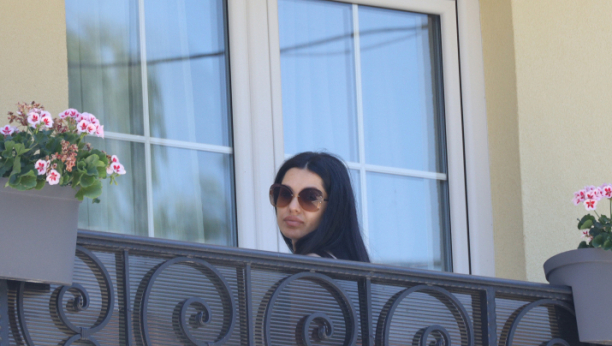 TANJA NE PUŠTA DECU IZ KUĆE! Sinove izvela jednom kad je išla da baci smeće, komšije tvrde da pevačica nije dobro!