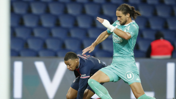 HRVAT SMUVAO SRPSKU PEVAČICU, A SADA NAVIJA ZA ZVEZDU! Mateo video ko je pojačao crveno-bele, pa poručio: BRAVO, BRATE CIGANINE! (FOTO)