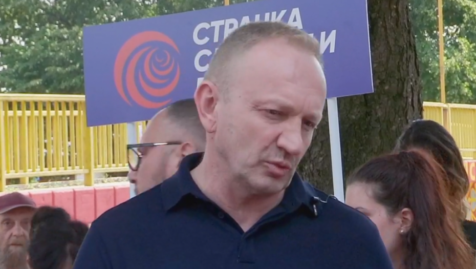 HLADAN TUŠ ZA ĐILASA I MARINIKU! Novinarka ih ispreskakala usred Valjeva! (VIDEO)