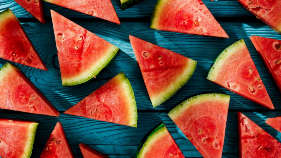 GENIJALAN TRIK DA ISEČETE LUBENICU:  Treba vam manje od minuta, ako umesto noža, koristite ovu stvar iz kupatila (VIDEO)