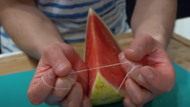 GENIJALAN TRIK DA ISEČETE LUBENICU:  Treba vam manje od minuta, ako umesto noža, koristite ovu stvar iz kupatila (VIDEO)