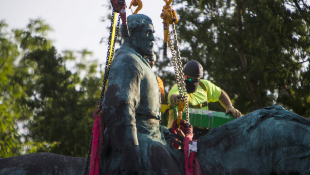 AMERIKA POKUŠAVA DA OKAJE GREHE IZ PROŠLOSTI?! Uklonjen spomenik generalu Liju