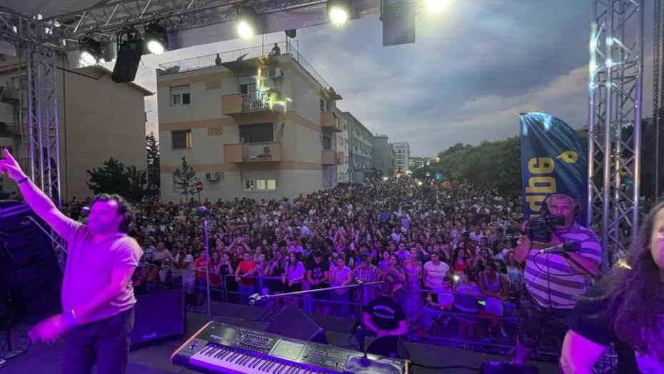 ČOVEK KOJI POMERA GRANICE Lukas zapalio Ub, više od 20.000 fanova pevalo sa najboljim pevačem uglas! (FOTO)